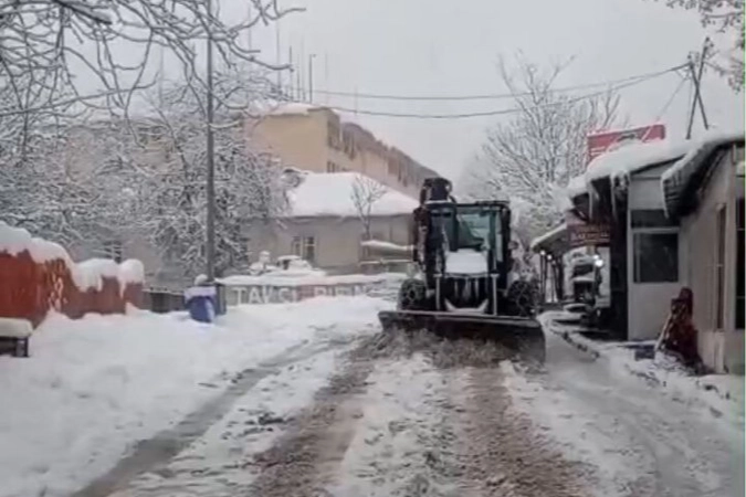 Tunceli, son 65 yılın en yoğun kar yağışıyla mücadele ediyor