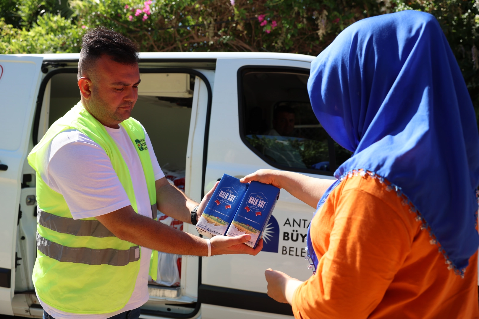 Antalya'da çocuklara 773 bin 400 litre süt desteği