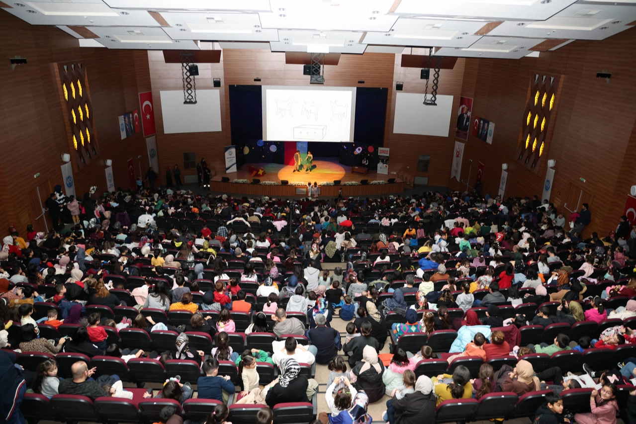 Kayseri Talas'ta Başkan Amca'dan çocuklara karne hediyesi
