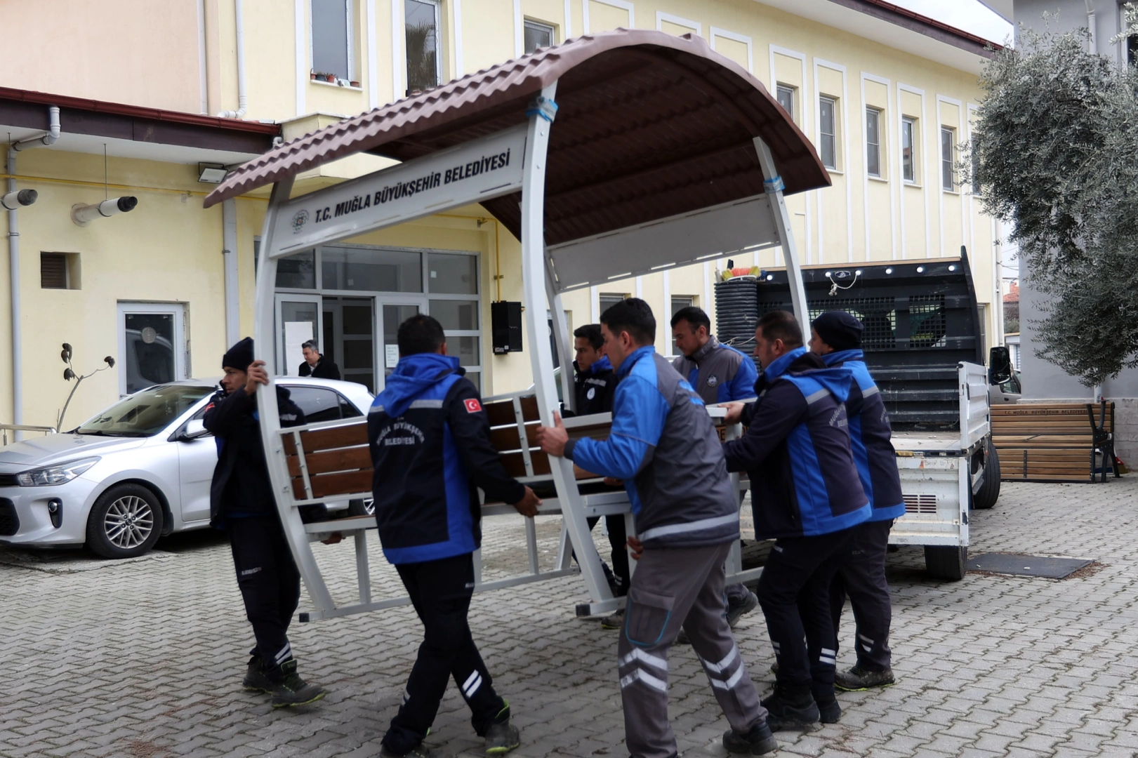 Muğla Büyükşehir’den ilçelere donatı katkısı