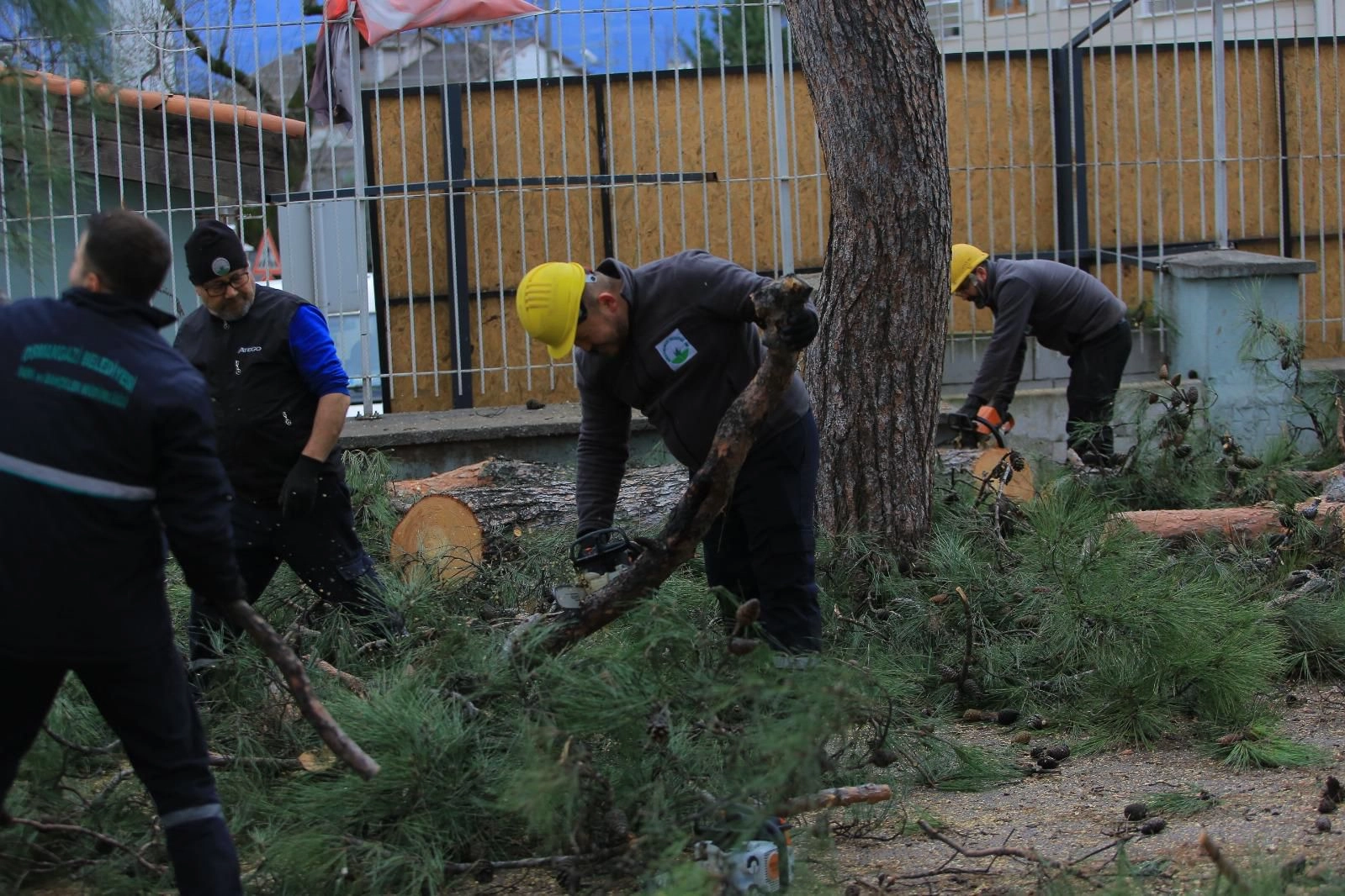 Bursa Osmangazi'de lodosa ve sağanağa hızlı müdahale