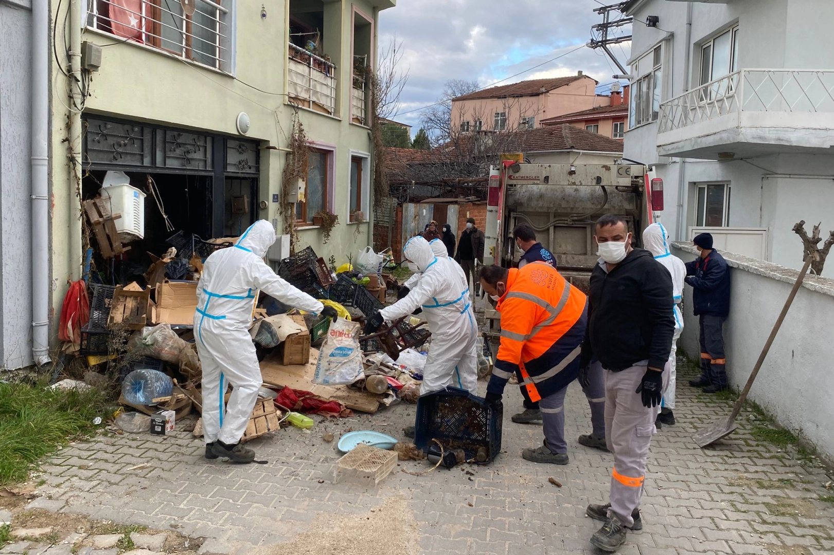 Bursa Görükle’de iki katlı çöp ev temizlendi