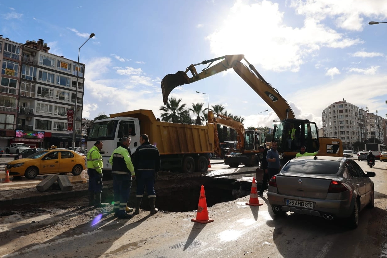 İzmir'de ana boru arızasına İZSU'dan hızlı müdahale