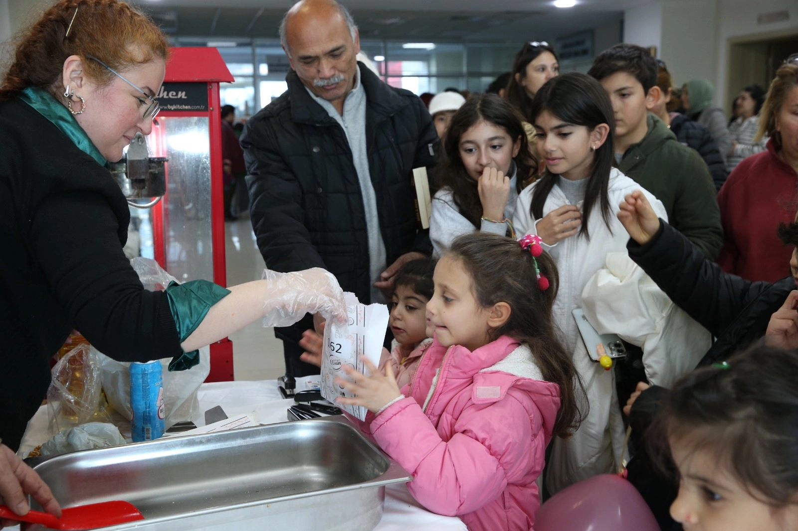 Çiğli'de çocuklar sinema keyfini Başkan Yıldız’la paylaştı