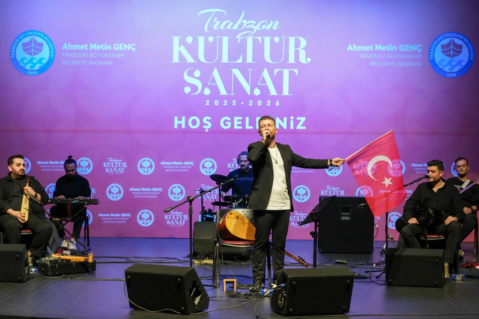 Volkan Arslan’dan Türk bayrağıyla anlamlı konser
