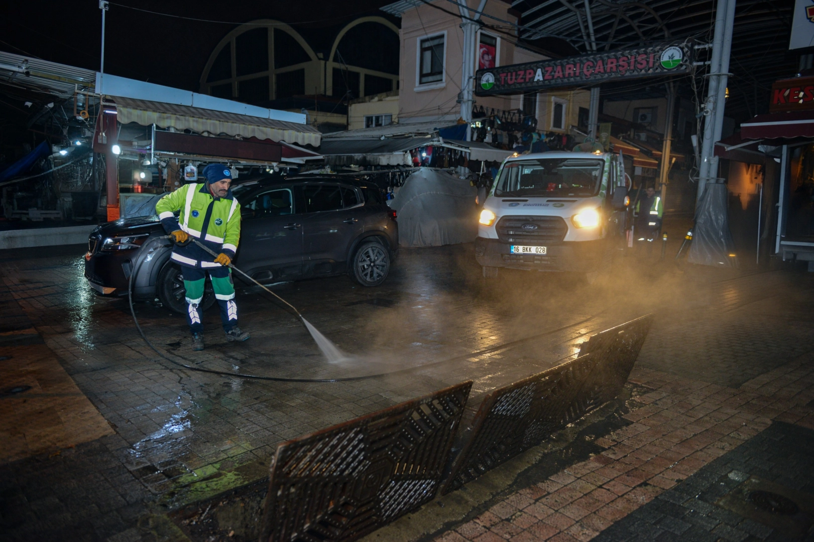 Bursa'da tarihi çarşı ve hanlarda gece mesaisi