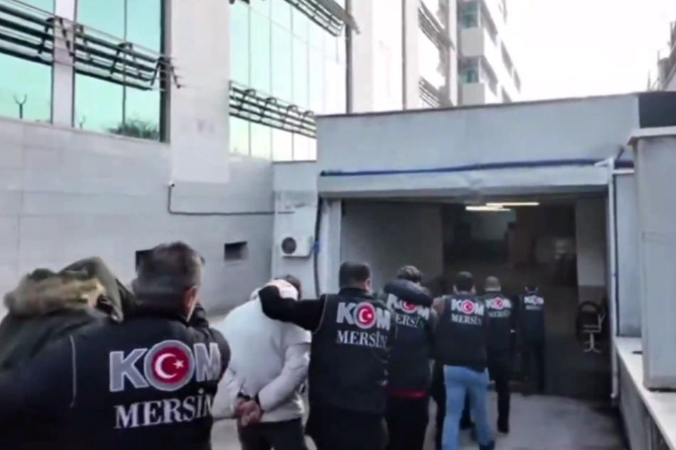 Mersin'de lavaş tekeline büyük darbe! 17 tutuklama, milyarlık hesaplara el konuldu
