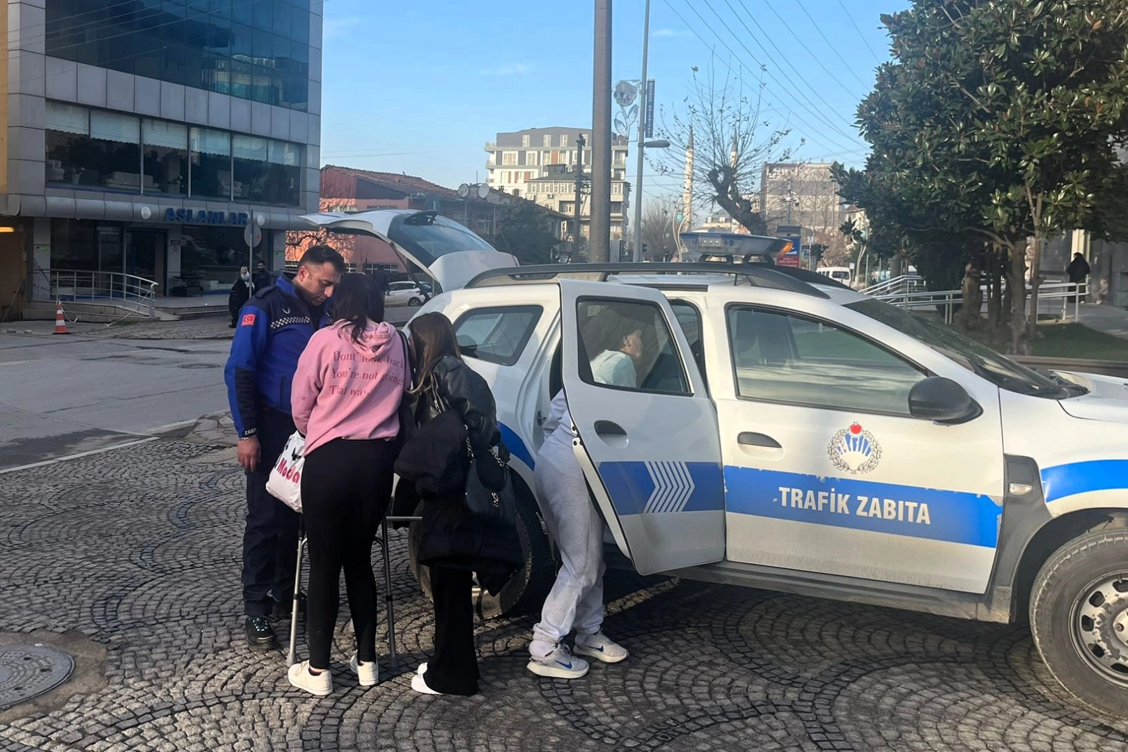 Kocaeli Büyükşehir Zabıtası mağdurun yanında
