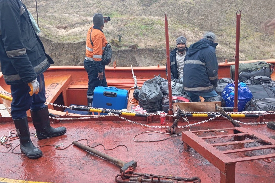 Karadeniz’de karaya oturan Türk gemisinin mürettebatı tahliye edildi