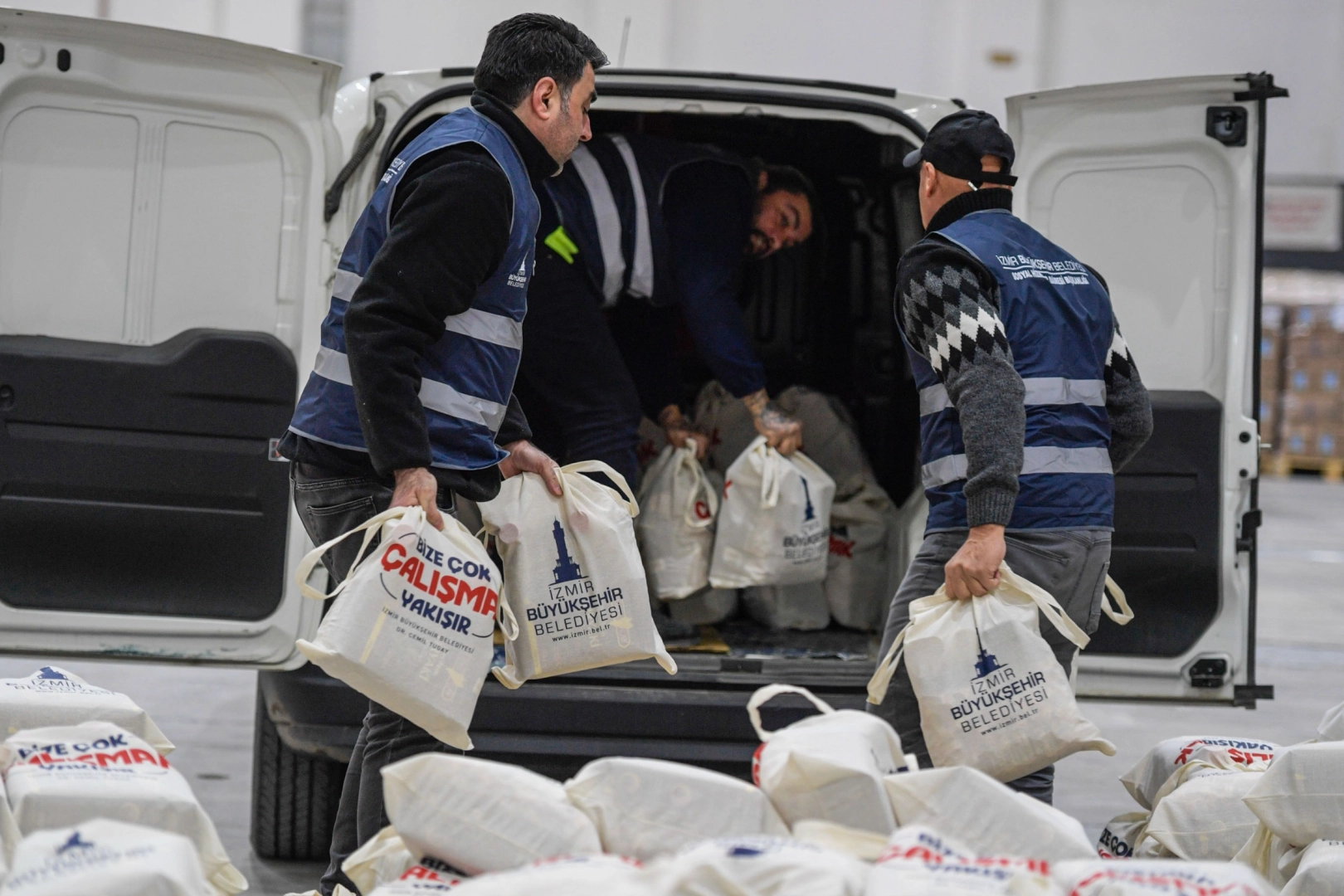 İzmir'de 24 bin haneye kahvaltı paketi dağıtımı başladı