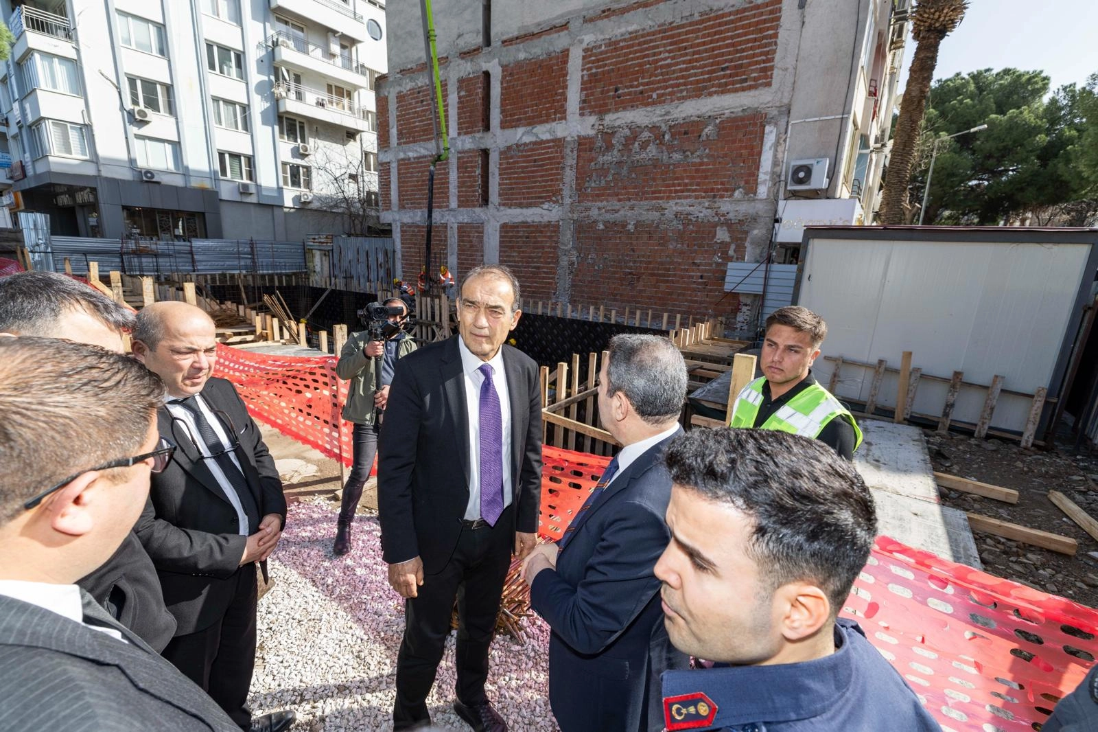 İzmir Bergama'da Ticaret Merkezi'ne temel