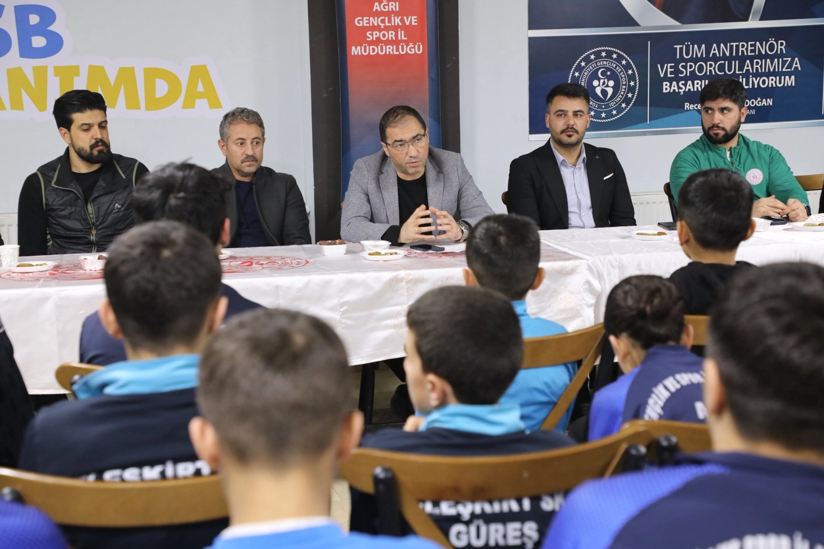 Ağrı'da Sporcu Eğitim Merkezi’nde gençlerle iftar buluşması