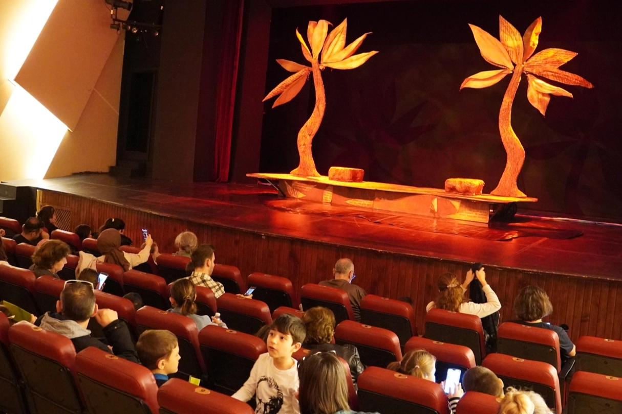 Bursa İznik'te atık piller tiyatro biletine dönüştü