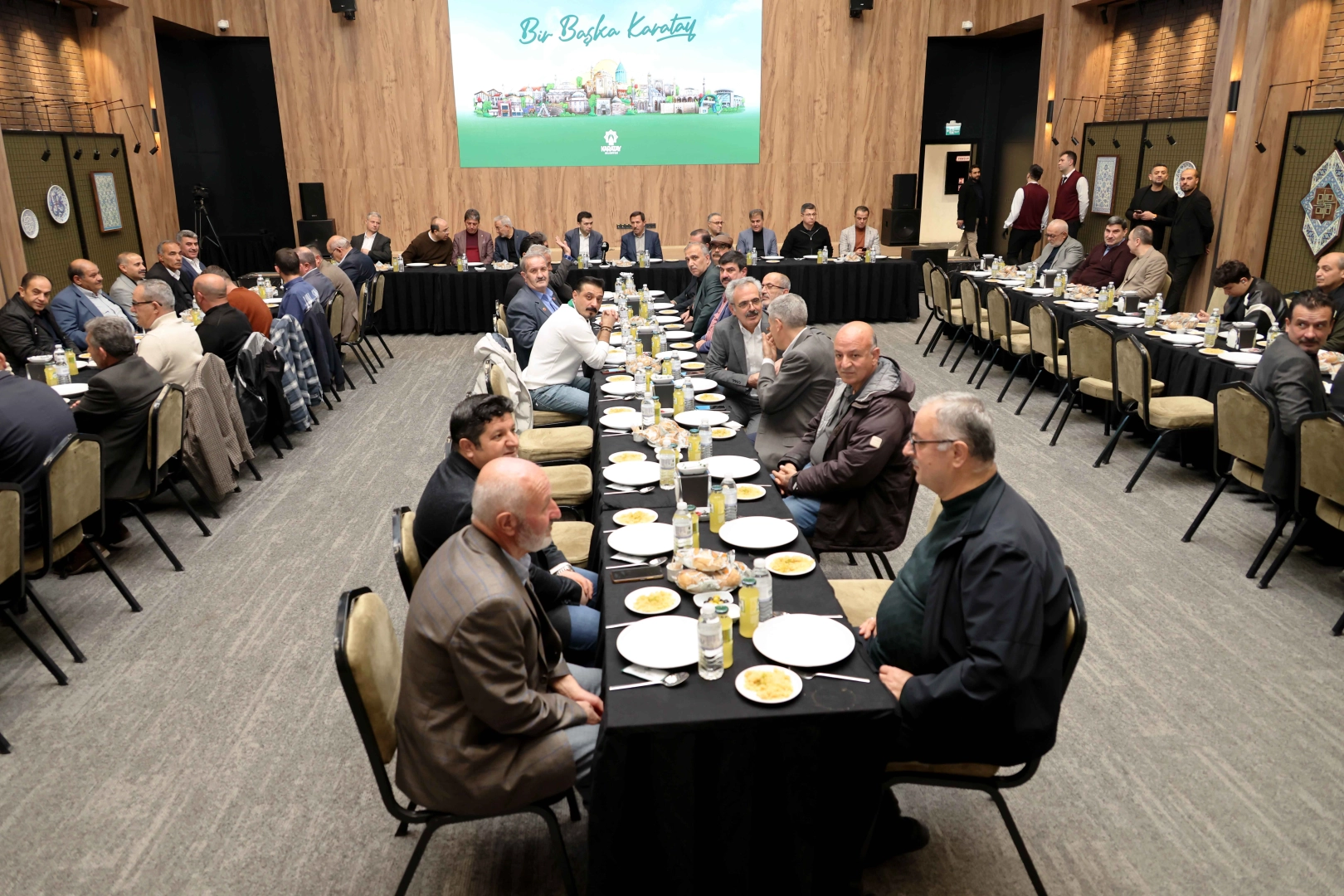 Konya Karatay’da protokol ve muhtarlar iftar sofrasında buluştu