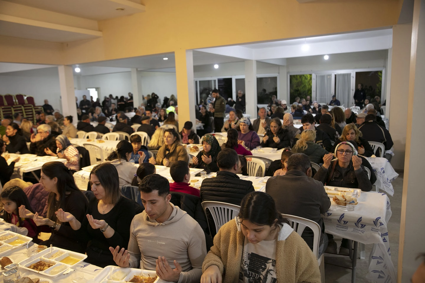 Ramazan’ın bereketi Güzelbahçe’de ortak sofrada paylaşıldı
