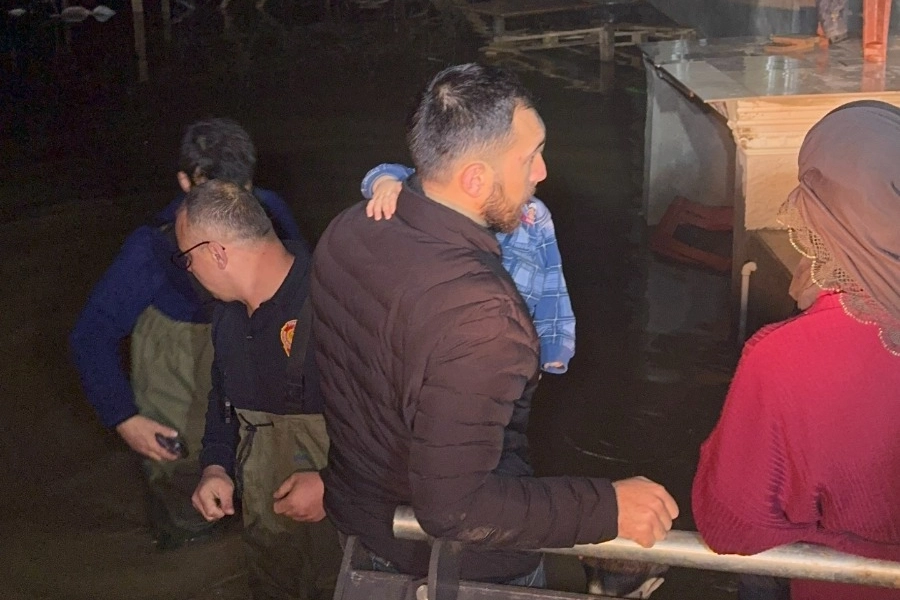 Manisa'da selde mahsur kalan aileyi itfaiye kurtardı