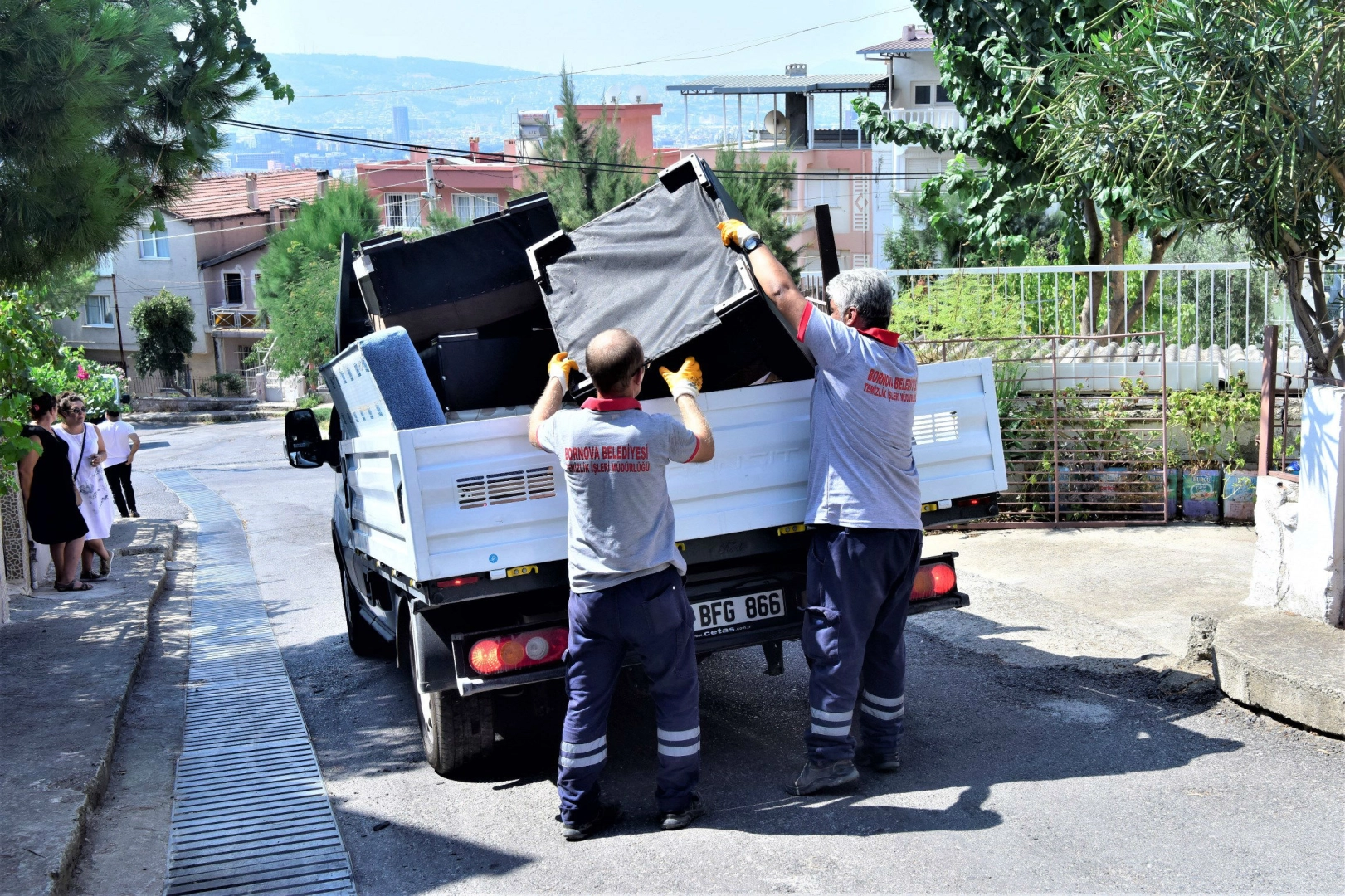 İzmir Bornova'da sel mağdurlarına askıda eşya desteği