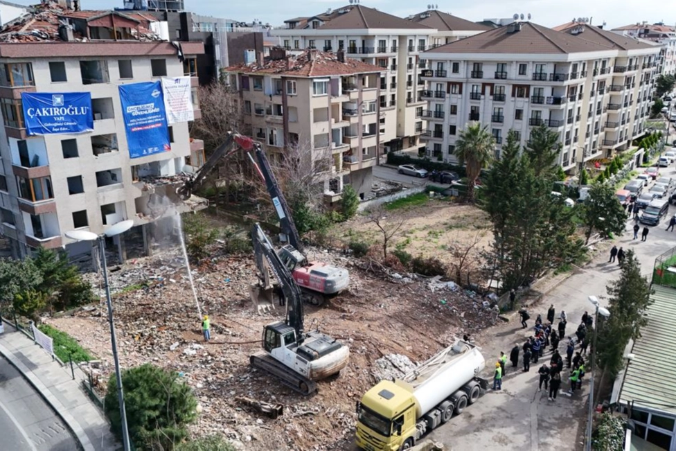 İBB yüksek riskli binayı yıktı