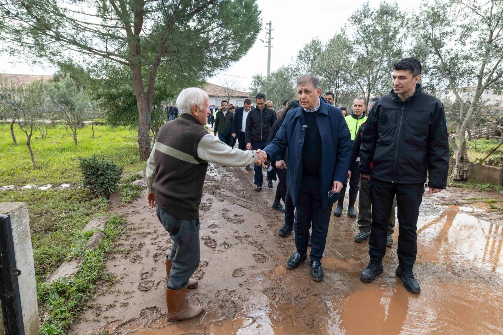 Seferihisar’da yağıştan etkilenenlere İzmir Büyükşehir'den yerinde destek