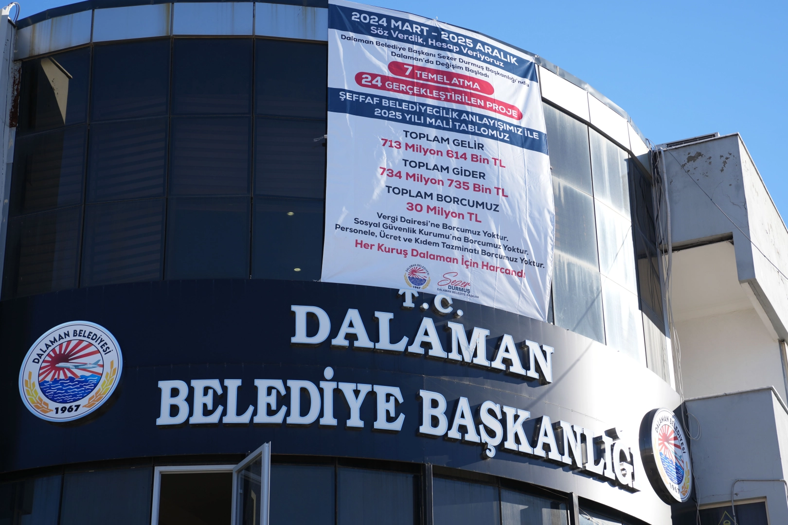 Dalaman Belediyesi mali tablolarını pankartla açıkladı