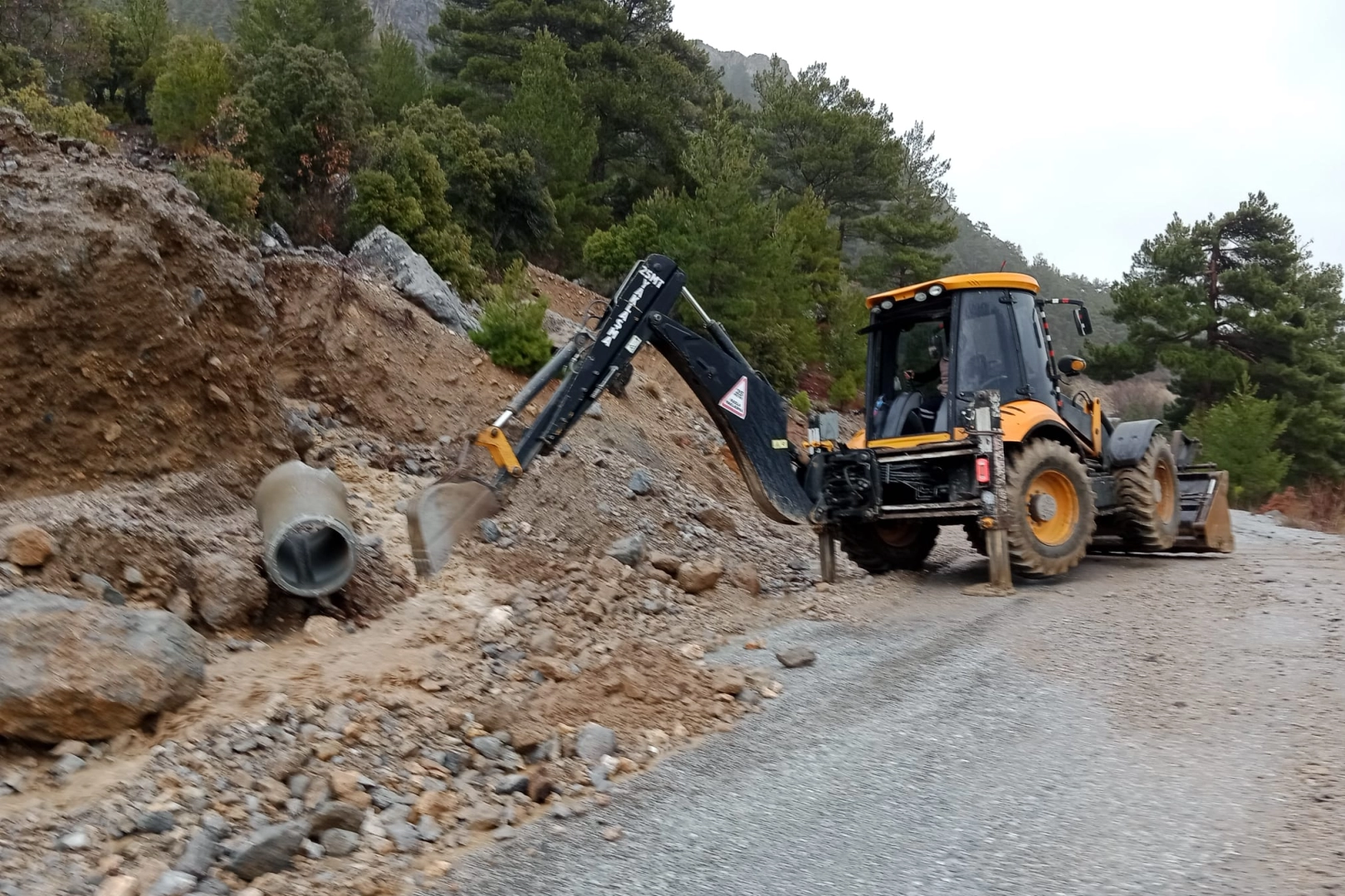 Antalya’da kış mesaisi! Alanya kırsalında yol güvenliği