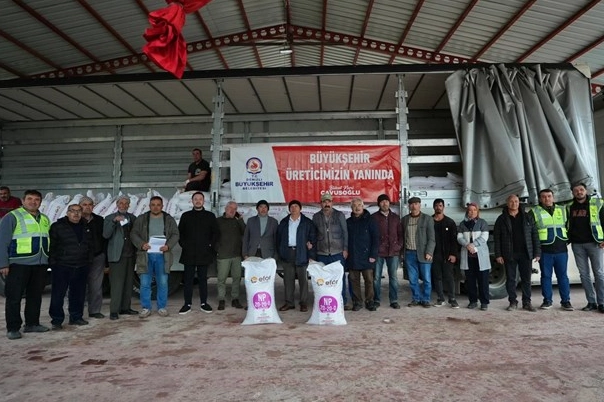 Denizli Büyükşehir’den üreticiye gübre desteği başladı