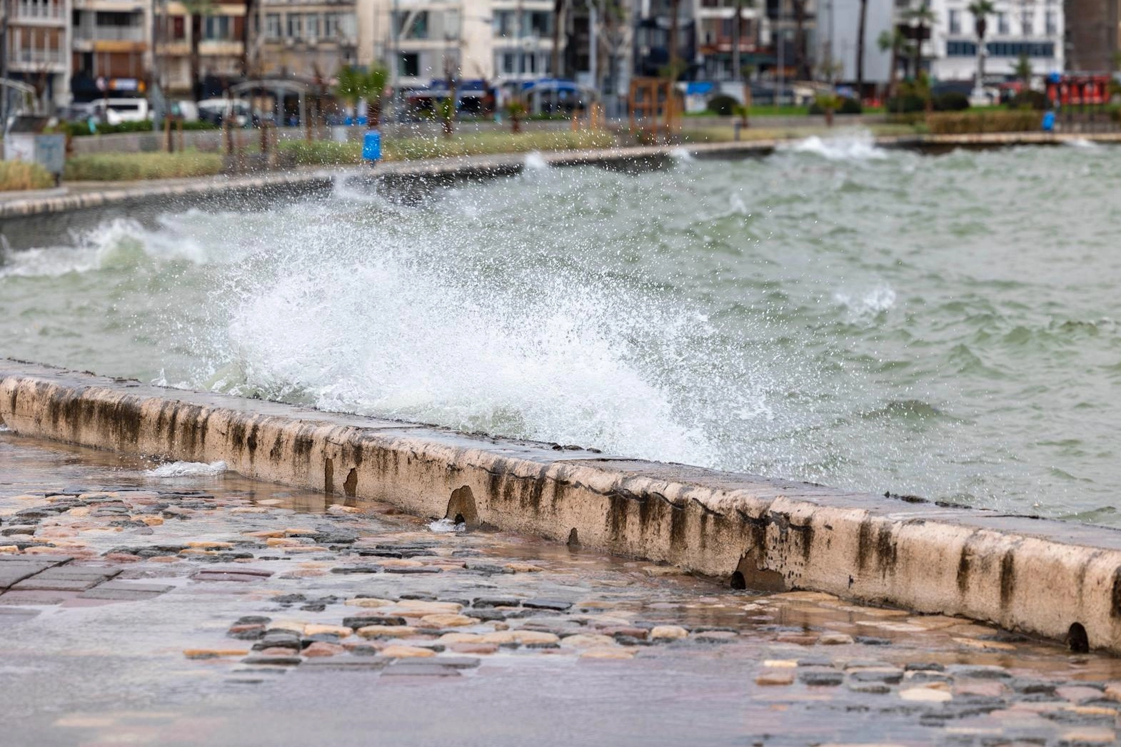 İzmir'deki deniz yükselmesi ters barometre etkisi!