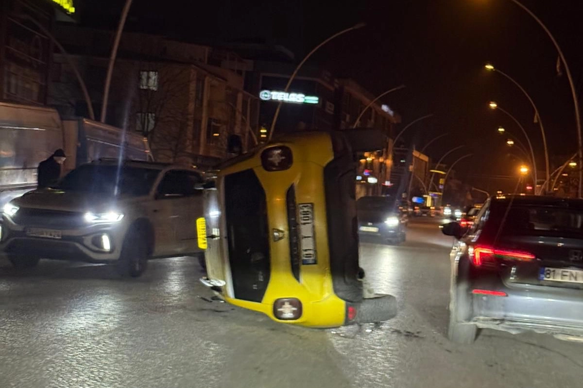 Düzce’de ticari taksi devrildi!
