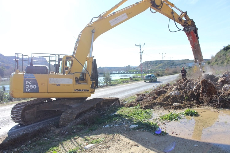 Antalya Büyükşehir Belediyesi ekiplerinden yol mesaisi
