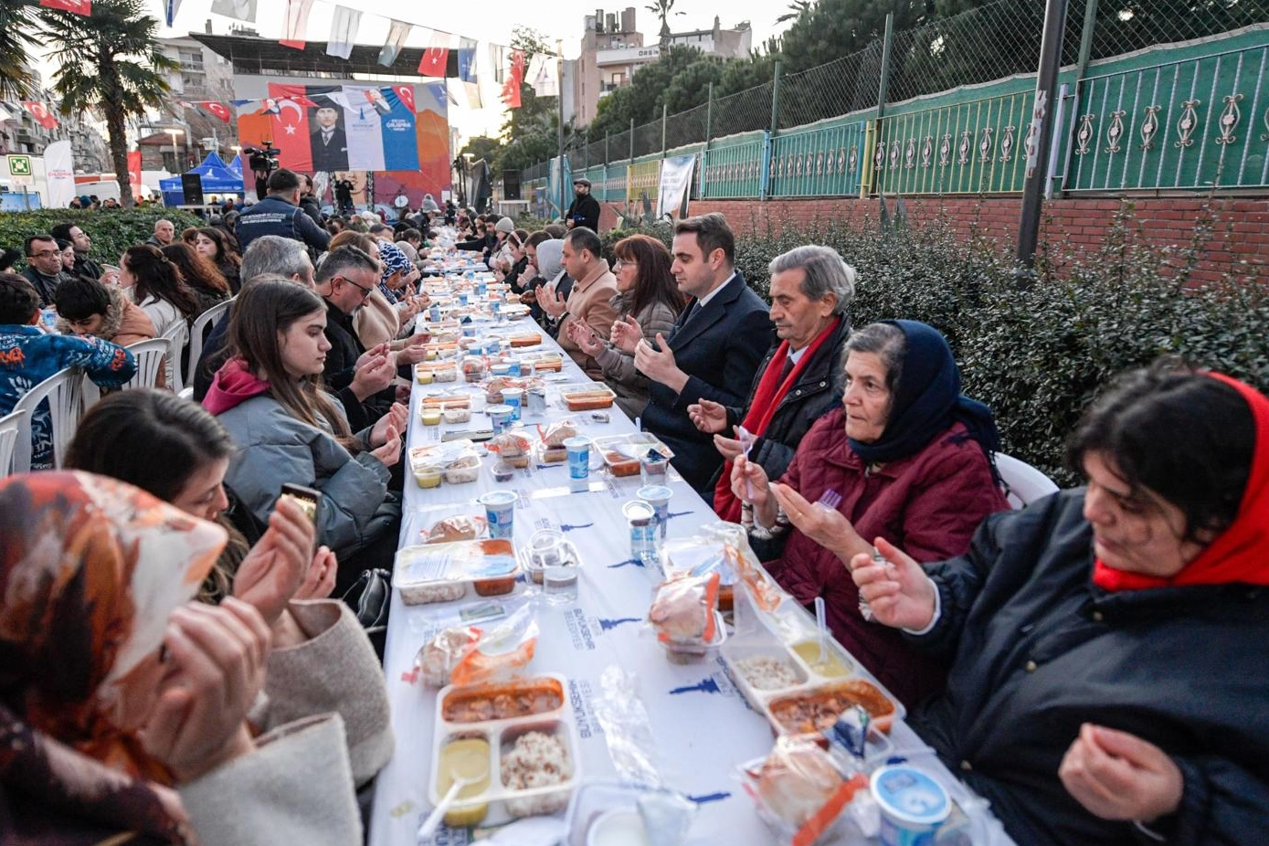 İzmir Büyükşehir bu kez Karşıyaka’da sofra kurdu
