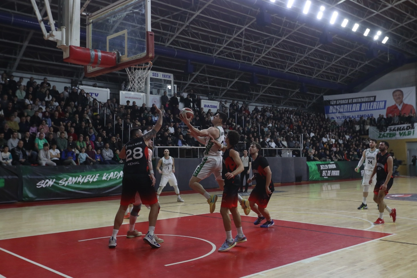 Sakarya potasında taraftar önünde net galibiyet
