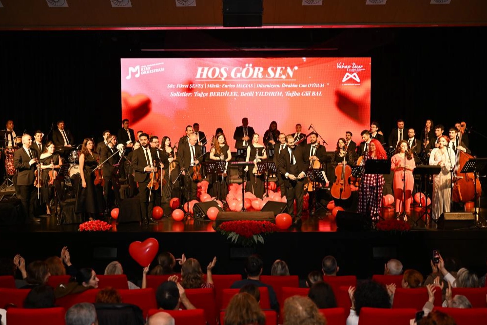 Mersin’de Sevgililer Günü Ajda Pekkan şarkılarıyla kutlandı