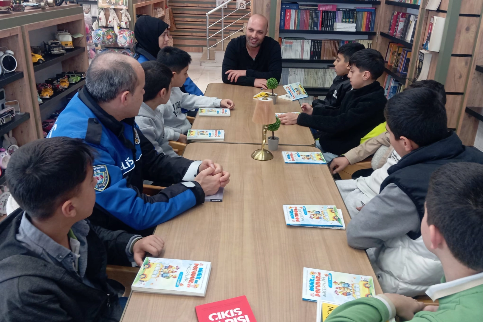Van'da emniyetin kitap analizi programına yazar Yetkin Albert konuk oldu