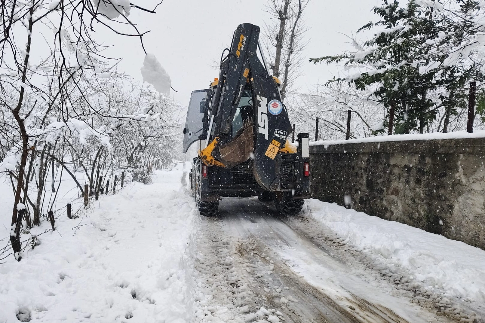 Trabzon'da Büyükşehir ekipleri kar yağışına karşı sahada