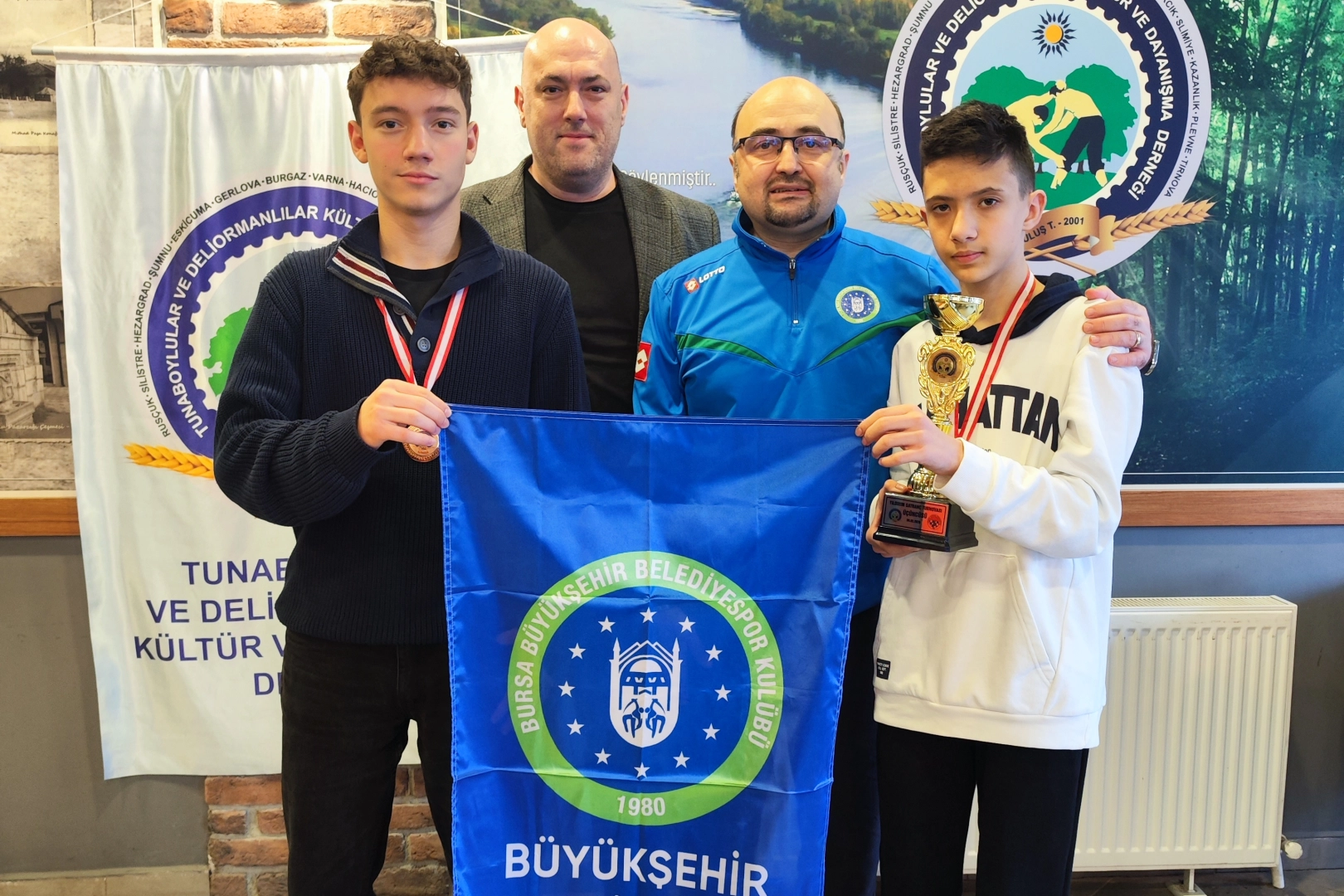 Bursa Büyükşehir Belediyesporlu satranççılar yine kürsüde