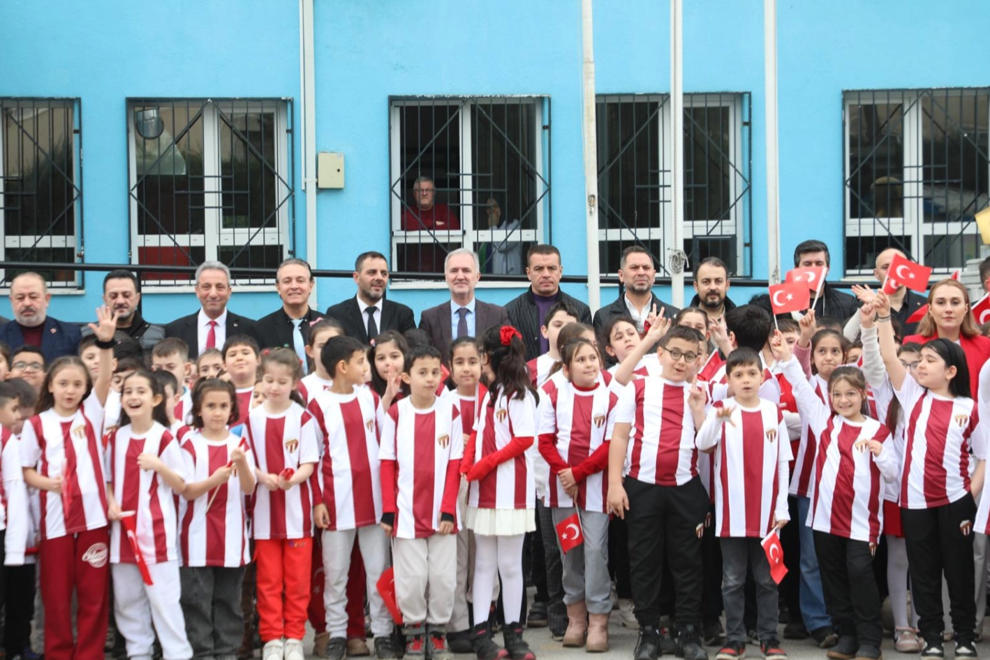 Bursa İnegölspor’dan 60 bin öğrenciye hediye