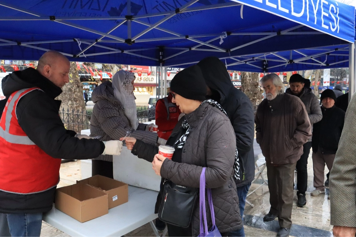 İzmit'te kandillik helva ikramı