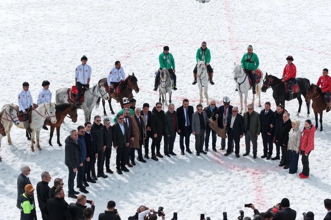 Kayseri Erciyes'te Kökbörü rüzgarı