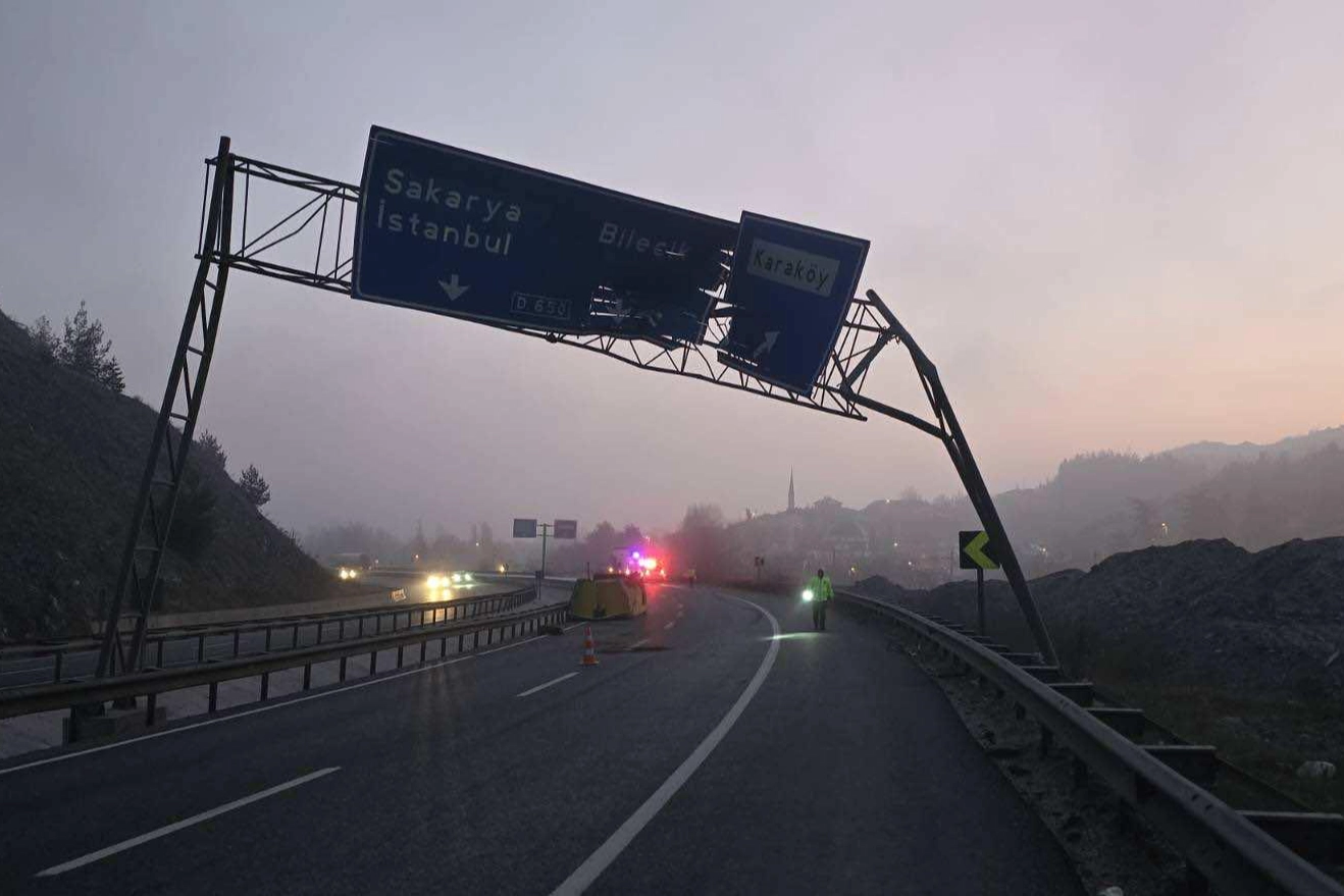 Bilecik Pazaryeri'nde trafikte dikkatsizlik! Açılan damper tabelayı devirdi