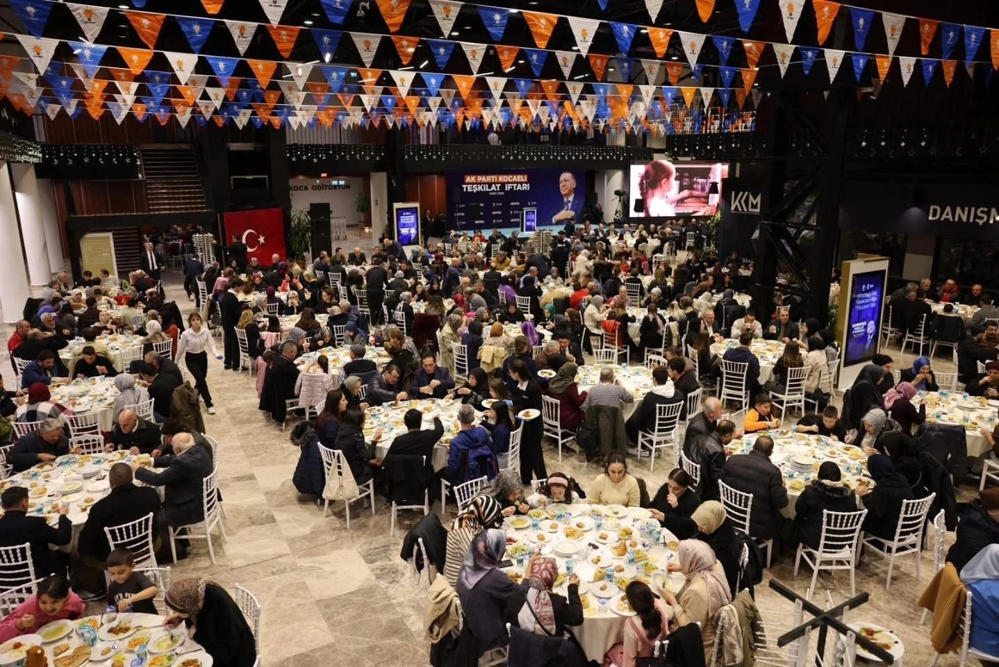 Kocaeli il iftarına binlerce kişi katıldı