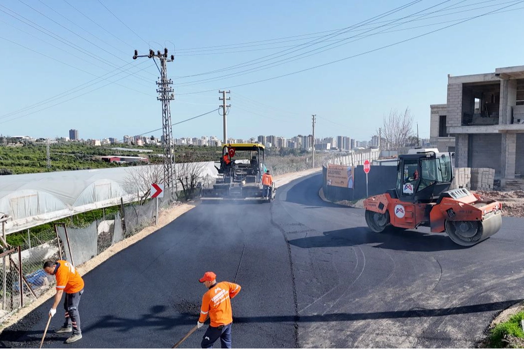 Mersin Büyükşehir’den Mezitli’de sıcak asfalt atağı