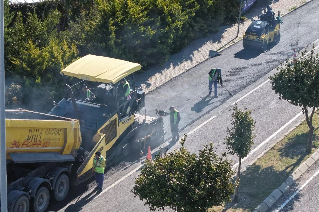 İzmir'de Çeşme’nin yolları yaza hazırlanıyor