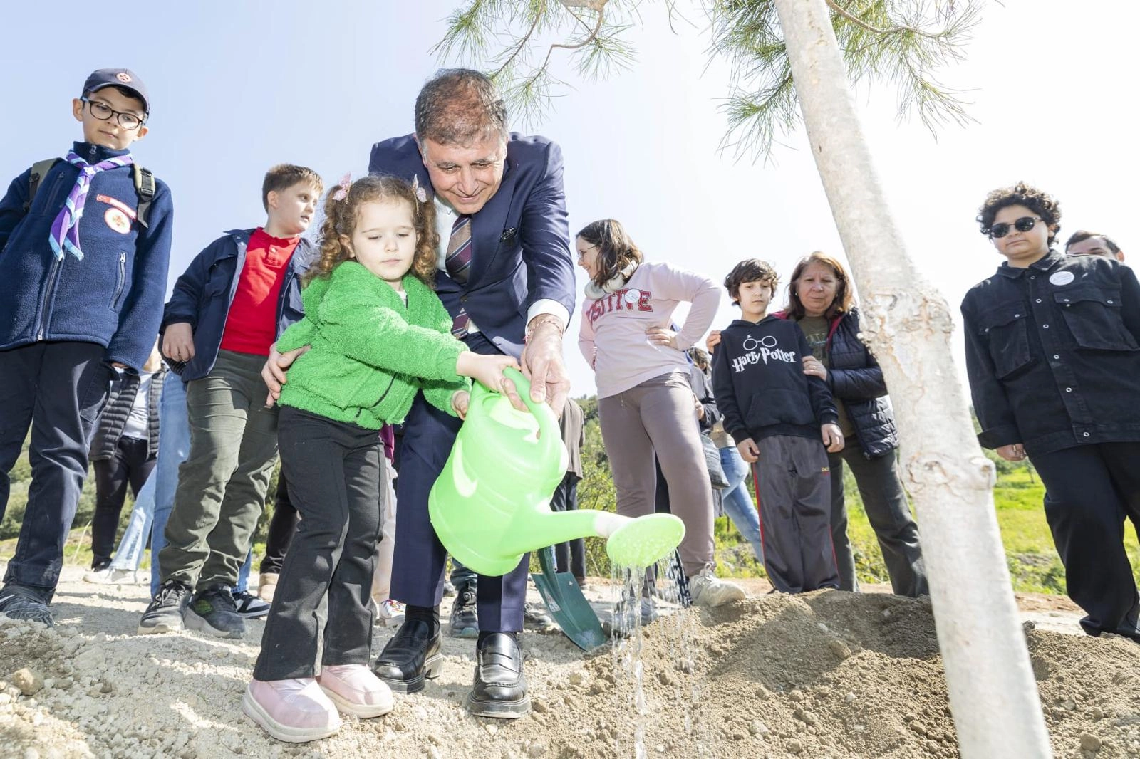 Çocuklara verilen söz tutuldu, fidanlar toprakla buluştu