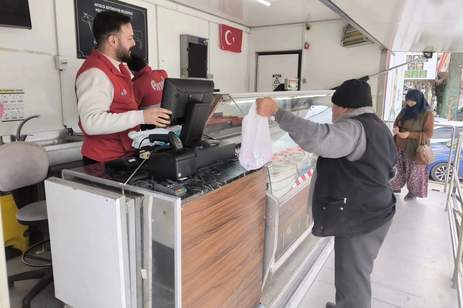 Antalya Halk Et Mobil Satış Tırı’na ilçelerde yoğun ilgi