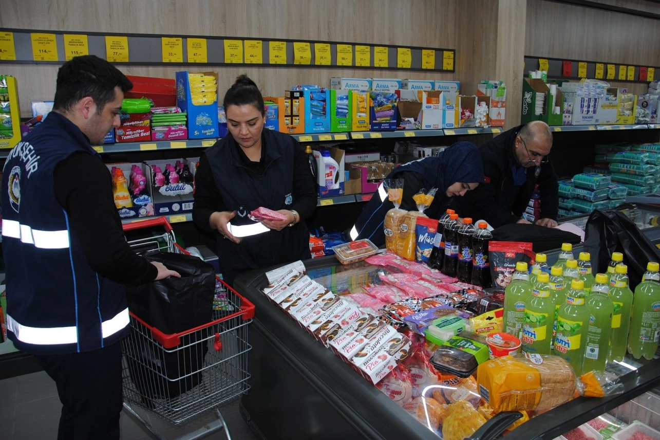 Bayram öncesi zabıtadan marketlere şok baskın