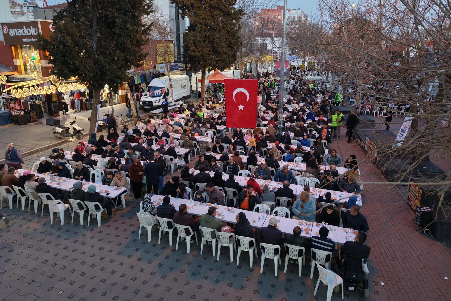 İzmir Çiğli’de Kadir Gecesi’nde binler aynı sofrada buluştu