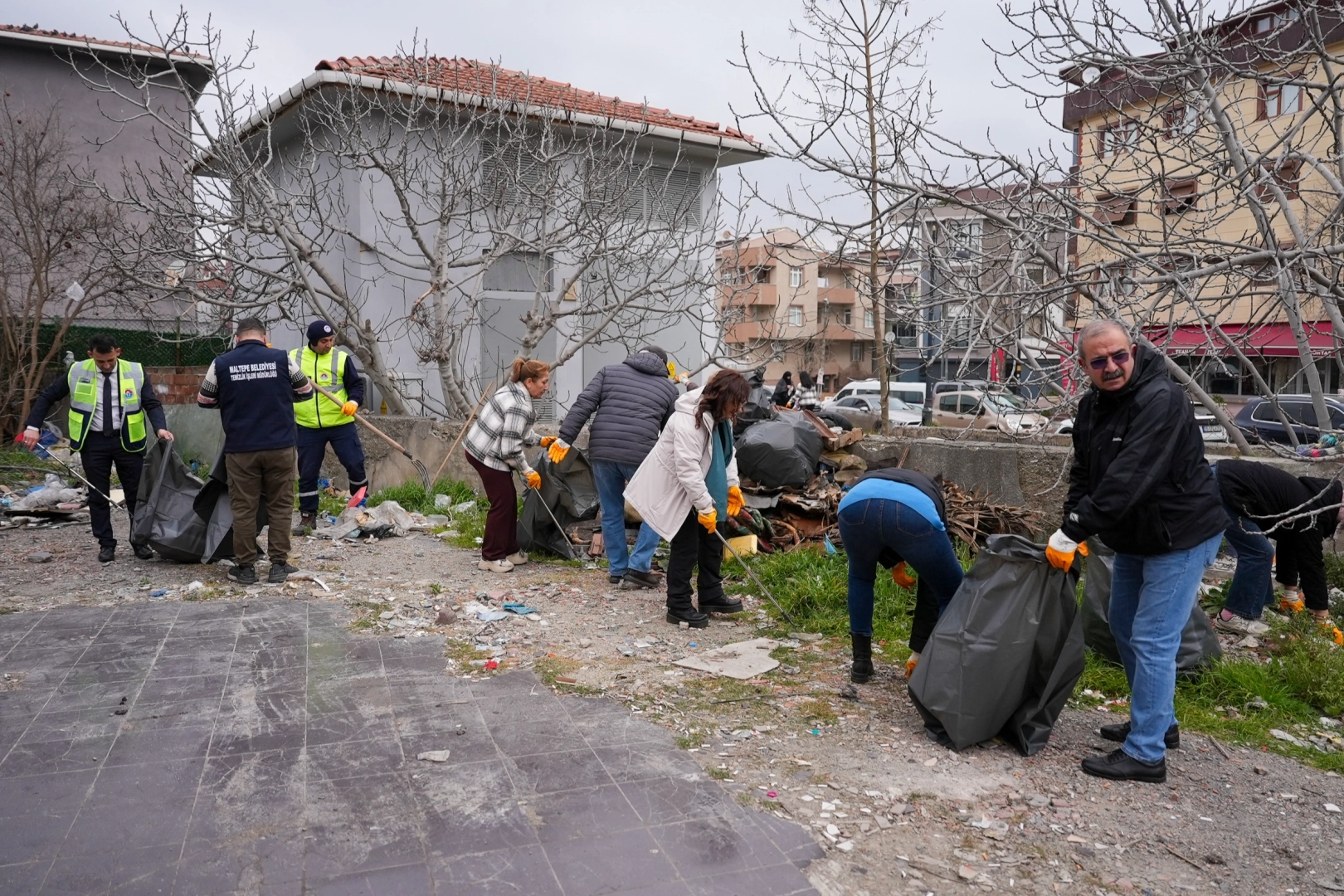 İstanbul Maltepe’de gönüllülerle birlikte bayram temizliği