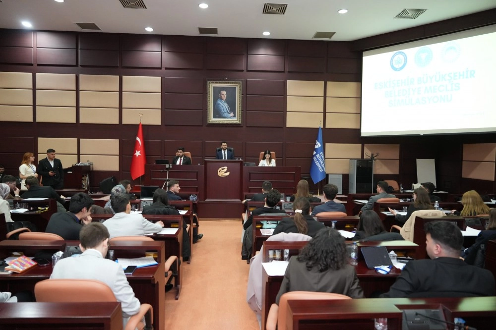 Eskişehir'de gençler meclis kürsüsünde