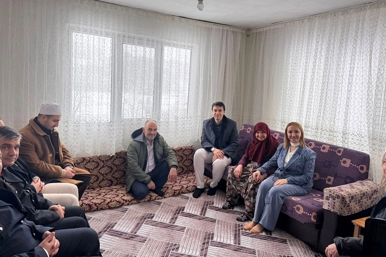 Bilecik Pazaryeri'nde Refiye Anne'ye bayram ziyareti