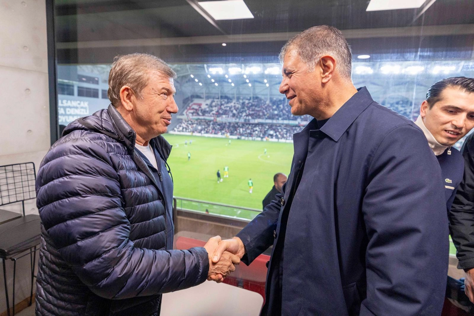 Türk futbolunun efsanesinden Başkan Tugay’a Karşıyaka Stadı teşekkürü